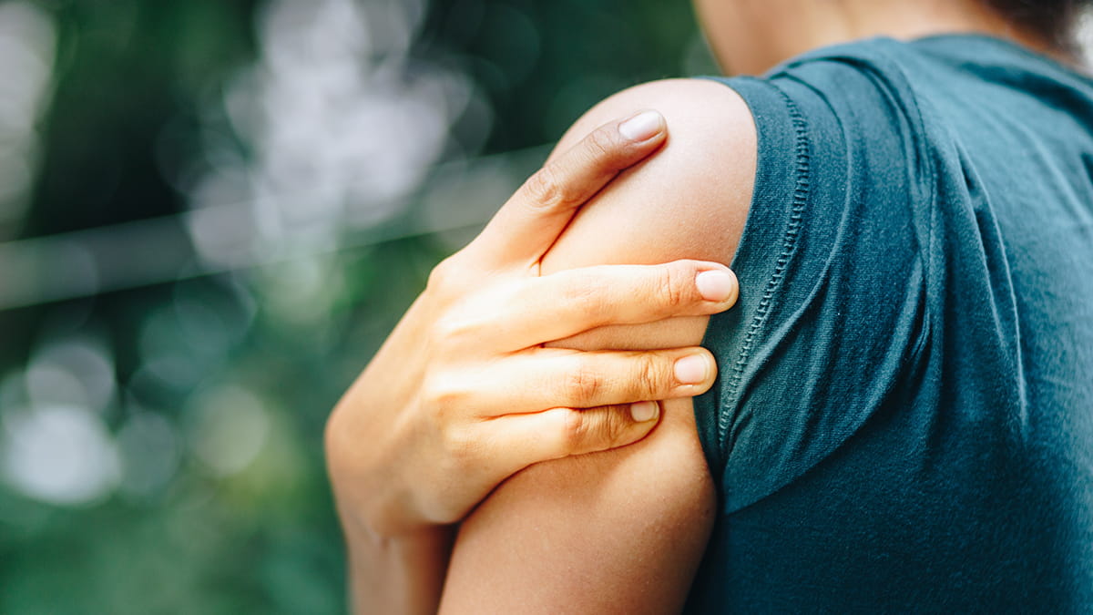 Dr. Steele treating shoulder pain from a labral tear at her Long Island orthopedic practice